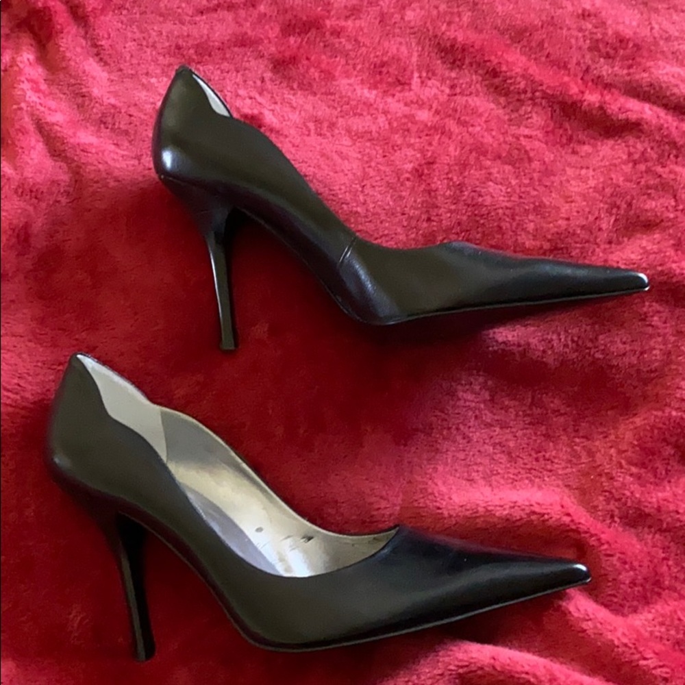 Basic leather pumps for any occasion.